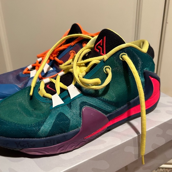 Basketball Shoes - Picture 1 of 5